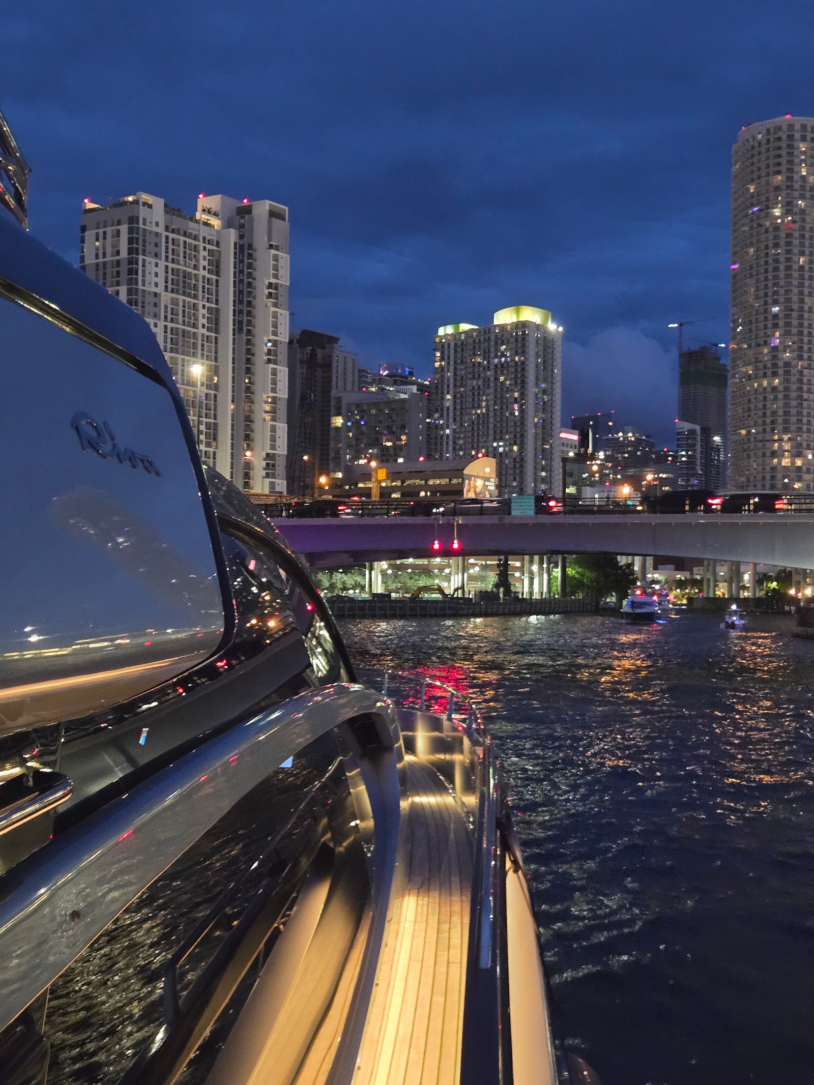 Crucero nocturno con el skyline de Miami iluminado sobre el agua