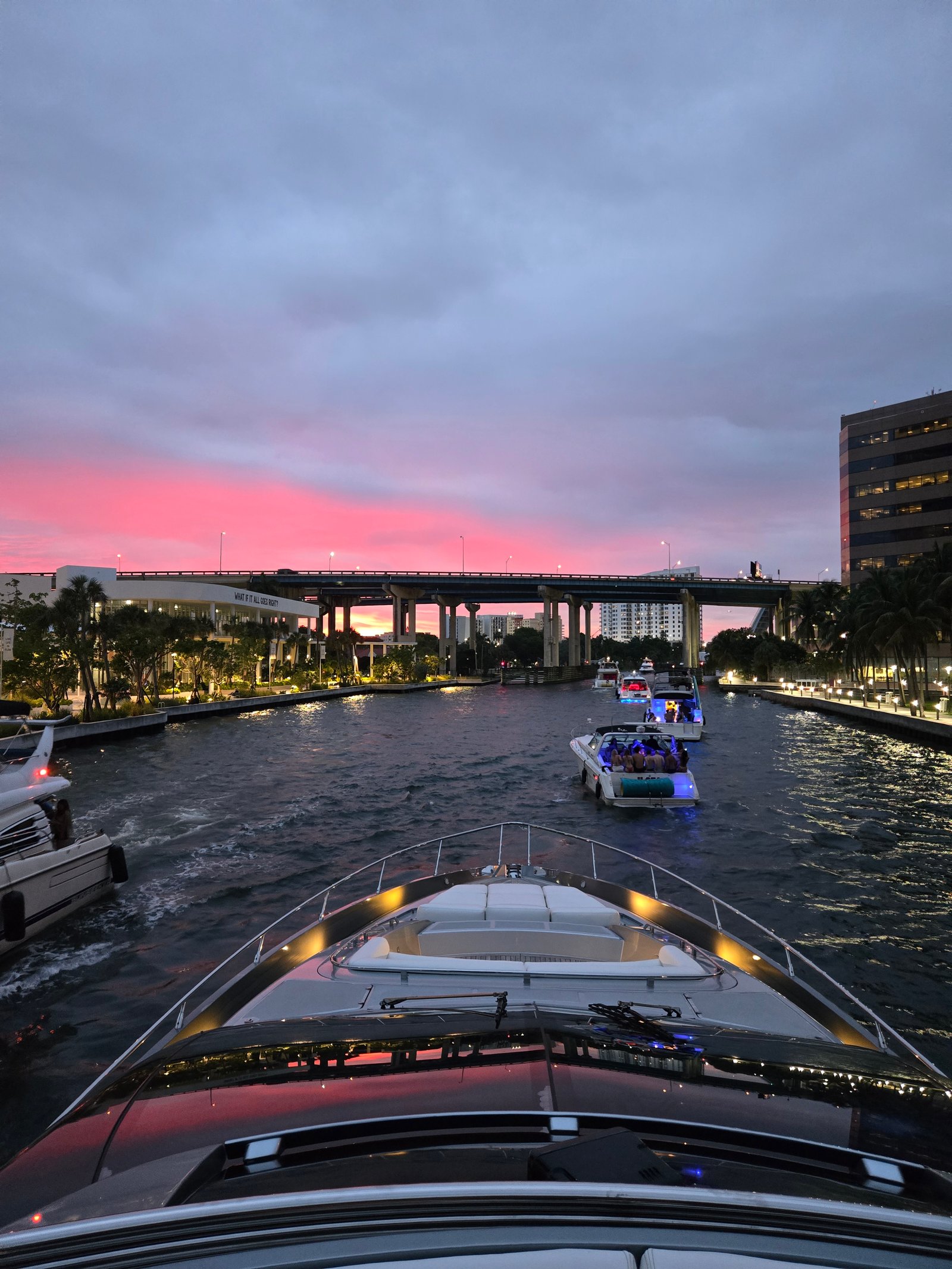 Crucero al atardecer por las vías de Miami con cielo rosado