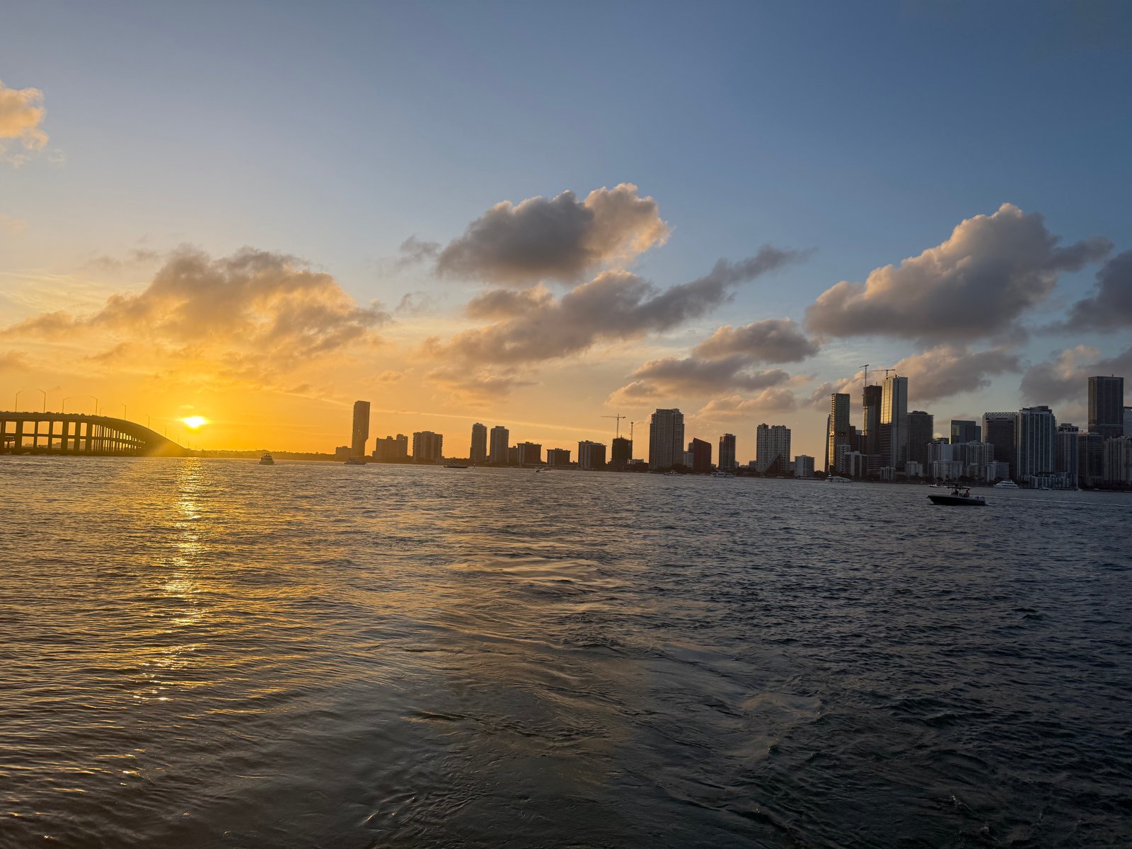 Atardecer dorado sobre el puente de Rickenbacker y el skyline de Miami